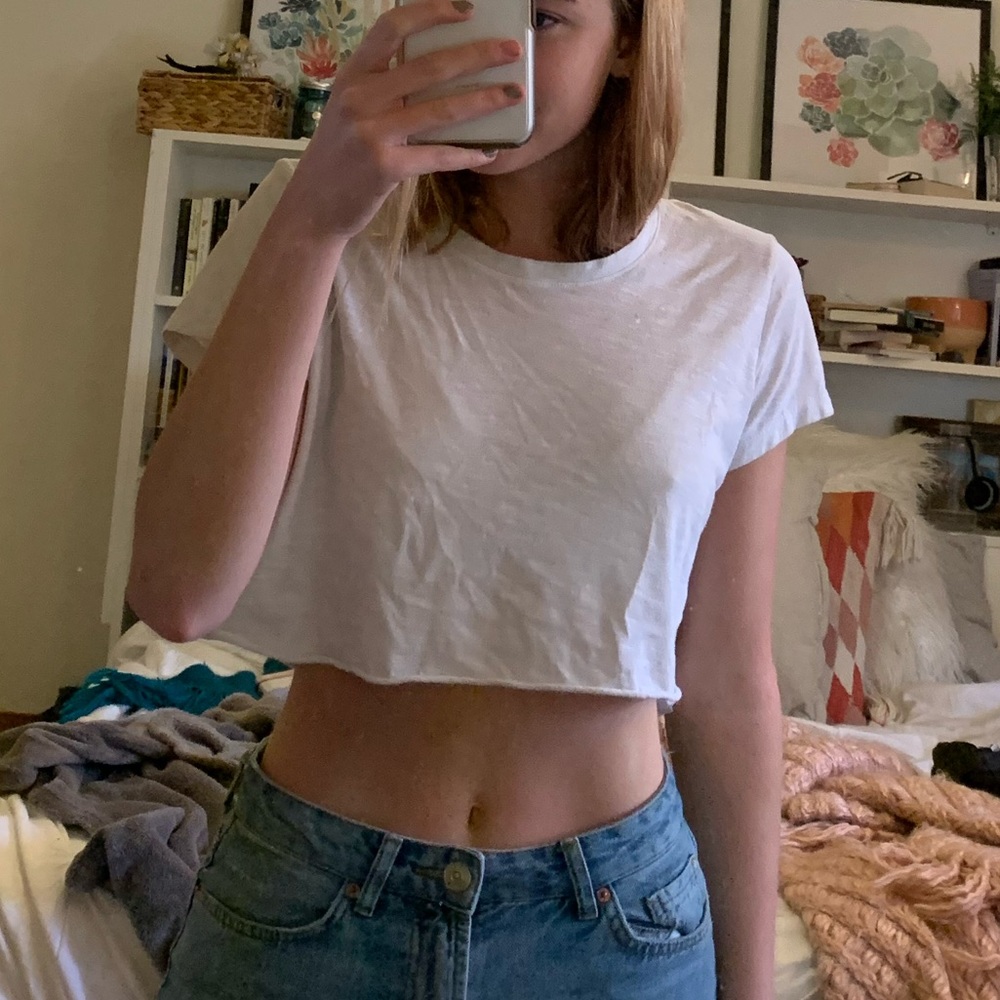 self cropped white tee shirt!